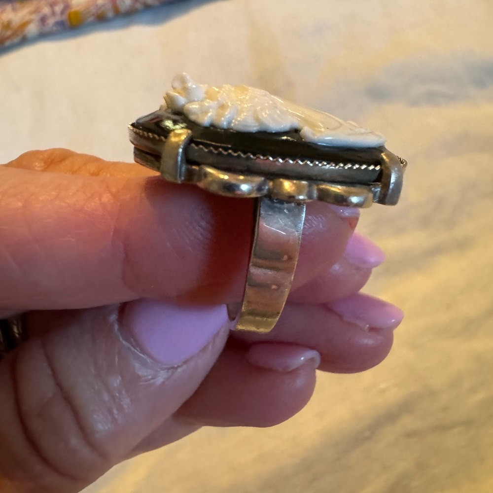 Cameo Ring (costume jewelry) size 7 - Picture 6 of 6